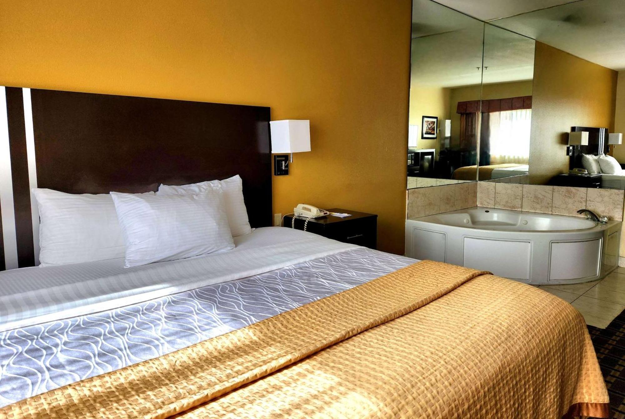 Days Inn & Suites By Wyndham Sam Houston Tollway Jersey Village エクステリア 写真