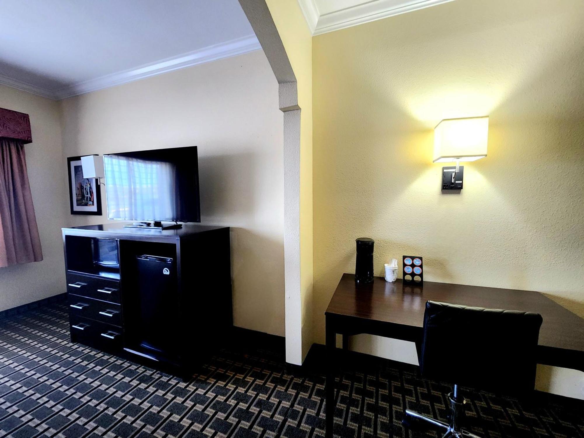 Days Inn & Suites By Wyndham Sam Houston Tollway Jersey Village エクステリア 写真