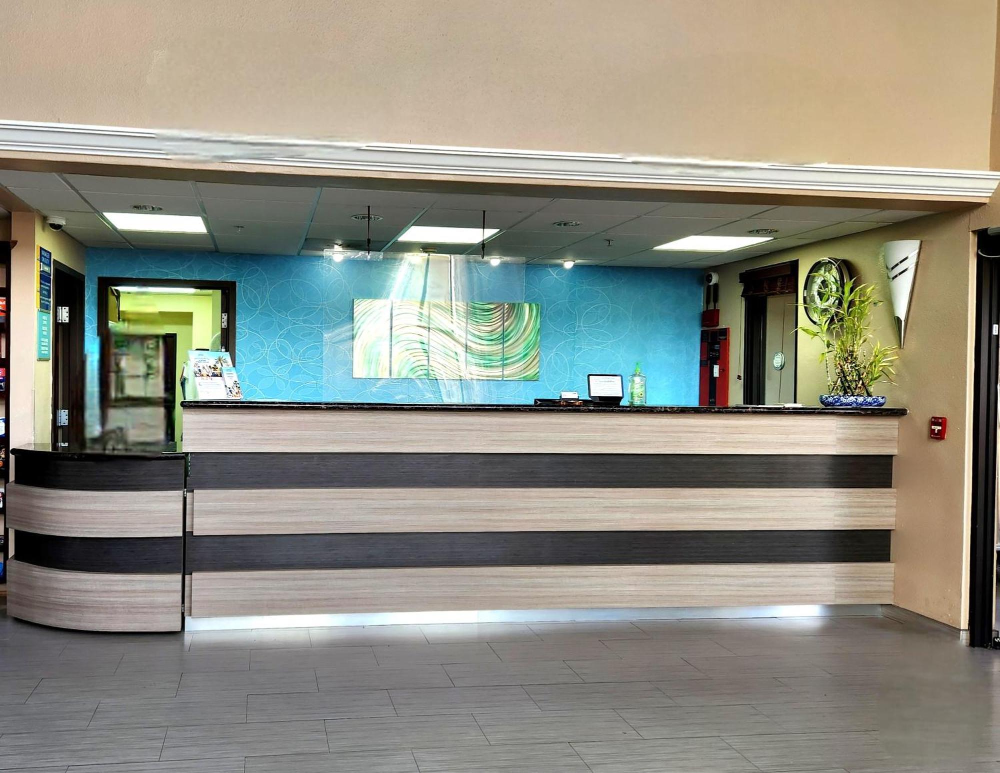 Days Inn & Suites By Wyndham Sam Houston Tollway Jersey Village エクステリア 写真